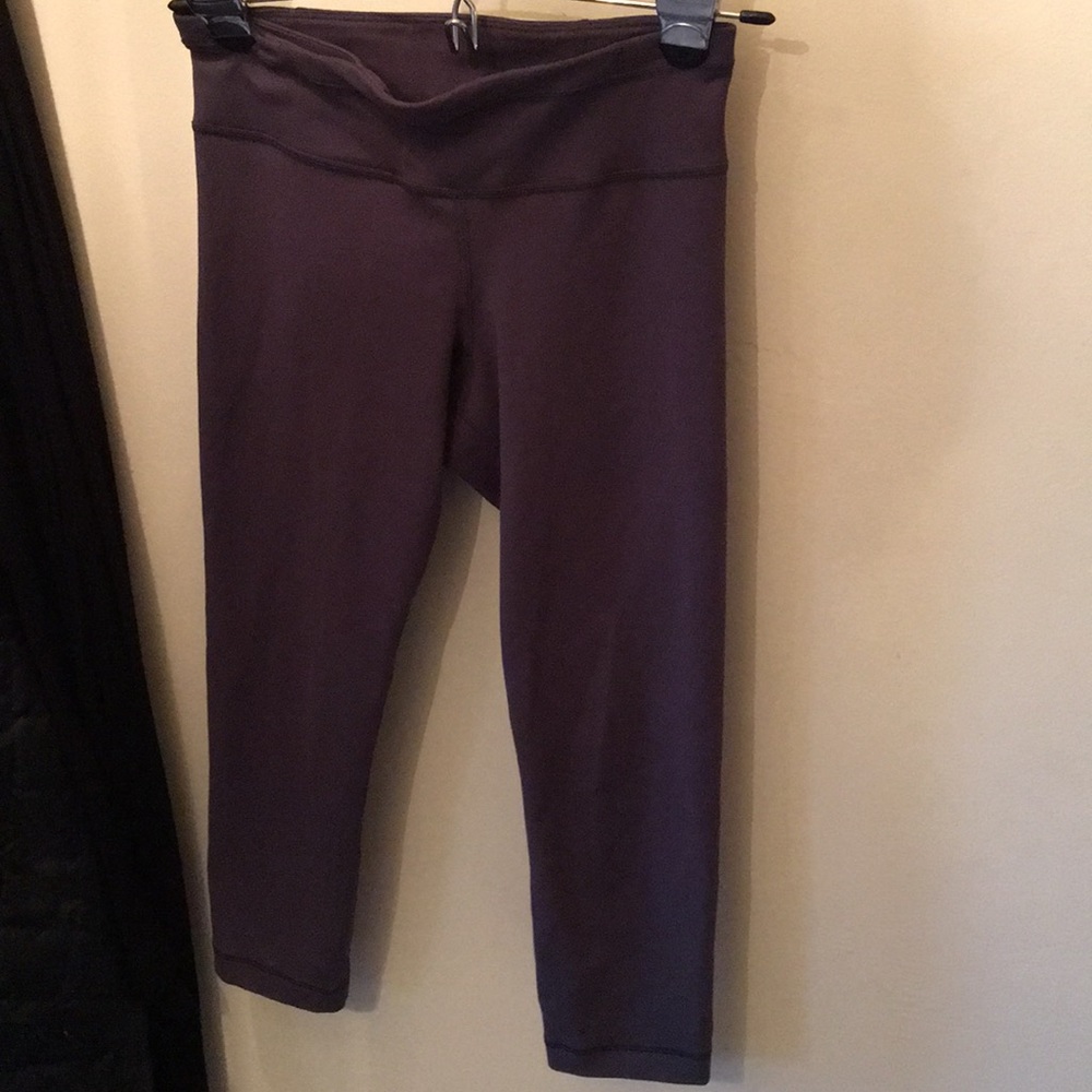 UA cropped athletic leggings